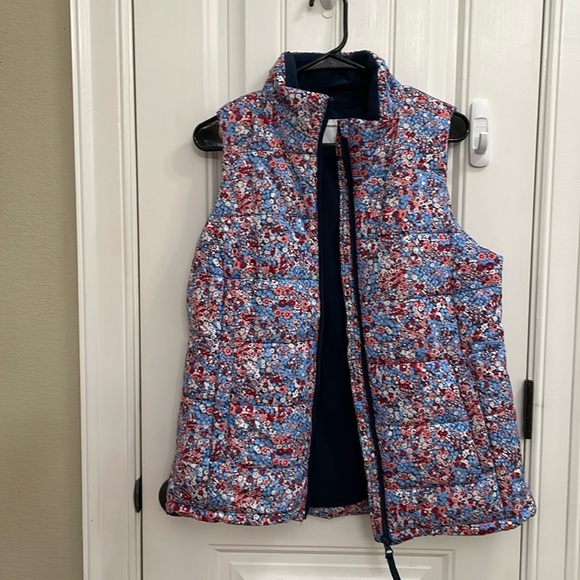 Amazon Essentials navy floral puffer vest.  M - Picture 3 of 8